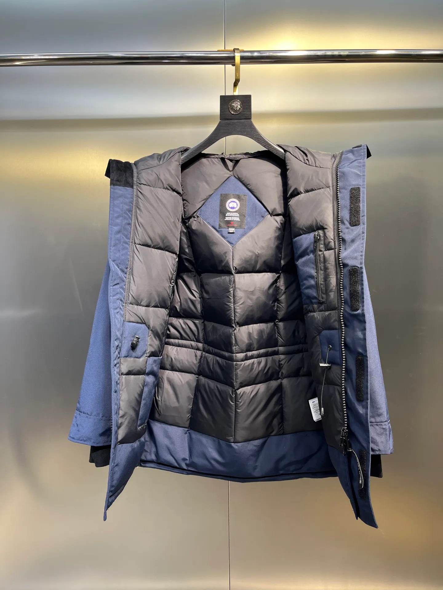 P840 𝘾𝘼𝙉𝘼𝘿𝘼 𝙂𝙊𝙊𝙎𝙀Big Goose 13# The design of Big Goose 13 is simple and elegant, a little longer than the 08 model, more suitable for men and suitable for business people. This down jacket is popular for its simple design, which is not only practical but also has a certain sense of fashion. In terms of applicability, the Daye 13 model provides good thermal insulation performance. Its thermal insulation coefficient is level 5, which can provide enough warmth and is suitable for wearing in cold environments. In addition, the Daye 13 model also has a high cost performance. Compared with other models, it provides a better balance between price and performance, making it more competitive in the market.  size：xs-xxl